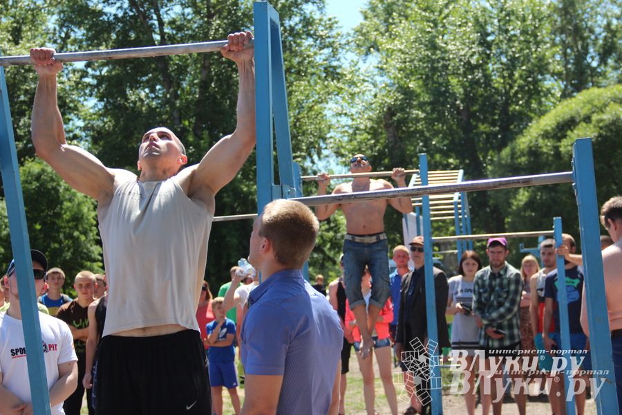 В Великих Луках состояли соревнования по подтягиванию на турнике (фото)
