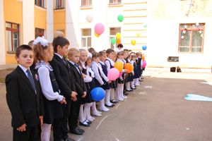 В Великих Луках прозвенели «последние» звонки (ФОТО)