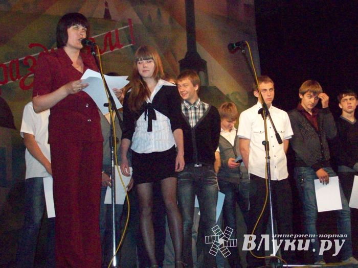 Великолукская школа № 2 торжественно подвела итоги года 