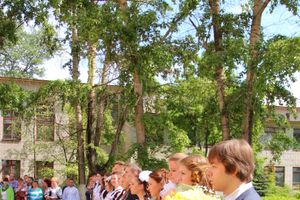 В Великих Луках прозвенели «последние» звонки (ФОТО)