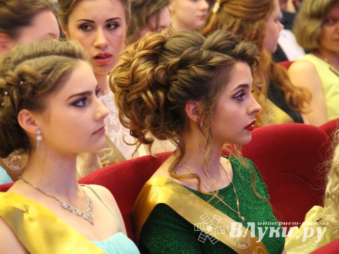 В Великих Луках выпускникам вручили медали «За особые успехи в учении» (ФОТО)