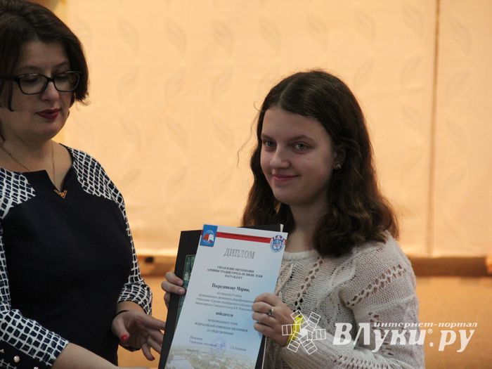 В Великих Луках наградили самых умных школьников