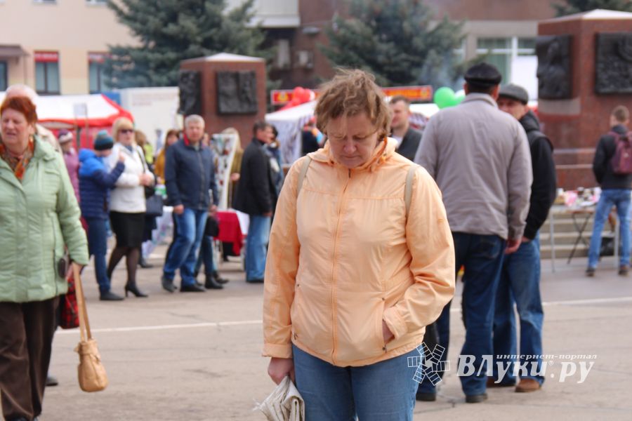 В Великих Луках проходит Весенняя ярмарка (ФОТО)
