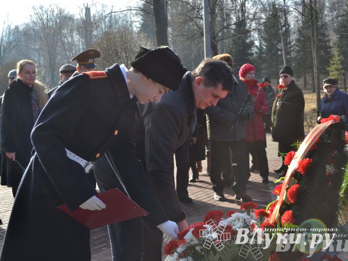 День защитника отечества в Великих Луках отметили памятным митингом и салютом