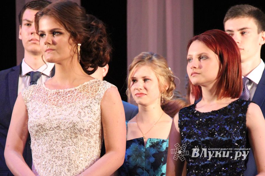 В Великих Луках выпускникам вручили медали «За особые успехи в учении» (ФОТО)