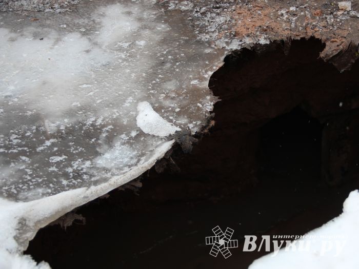 Фотофакт: провал асфальта на Гоголя в Великих Луках
