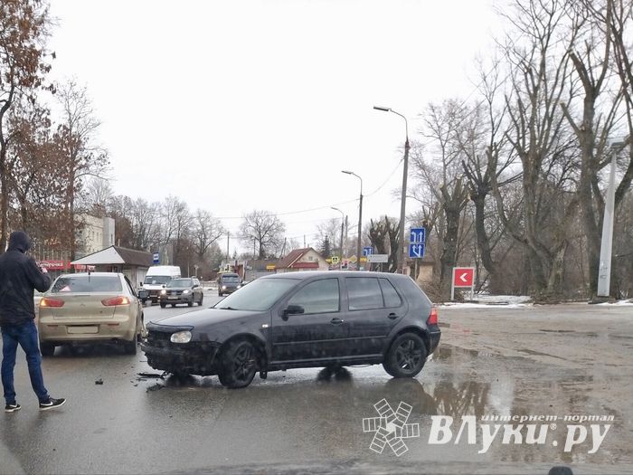 ДТП на выезде с АЗС на проспекте Гагарина (ФОТО)