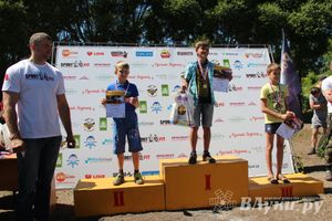 В Великих Луках состояли соревнования по подтягиванию на турнике (фото)