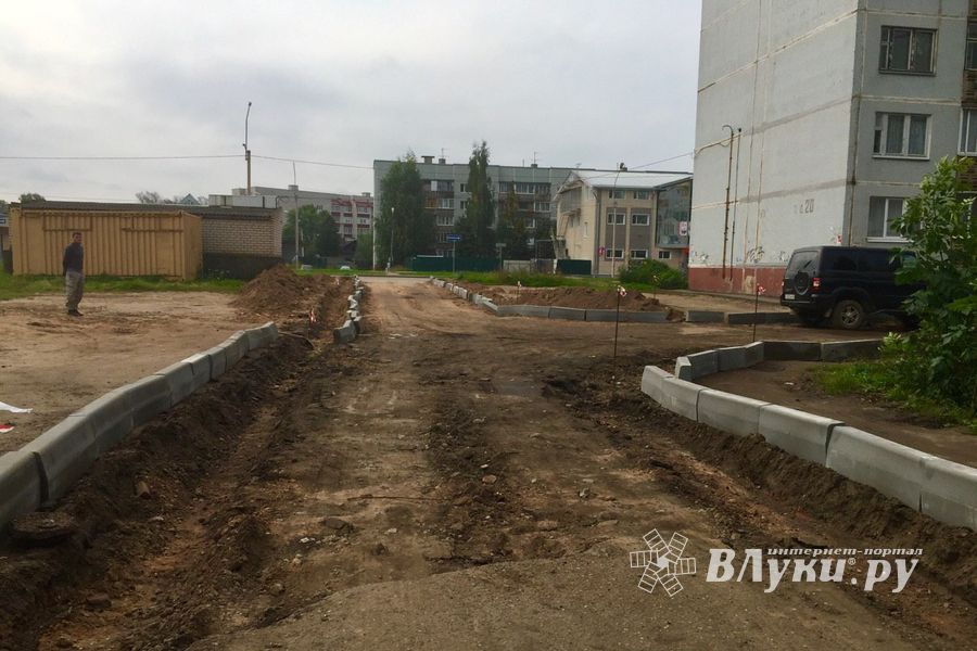 На ул. Гражданской ремонтируют въезд во двор (ФОТО)