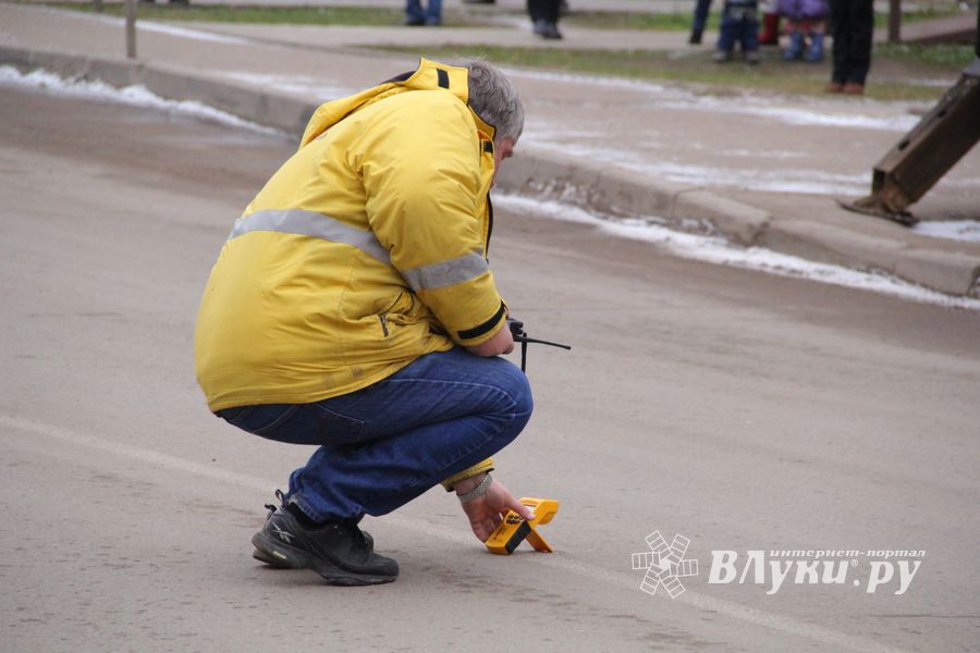 Негабаритный автопоезд вновь следует по улицам Великих Лук