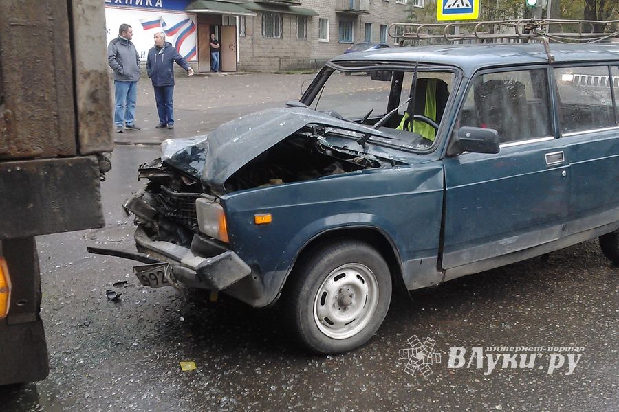 ДТП в Великих Луках: ВАЗ-2104 пытался протаранить грузовик (ФОТО)