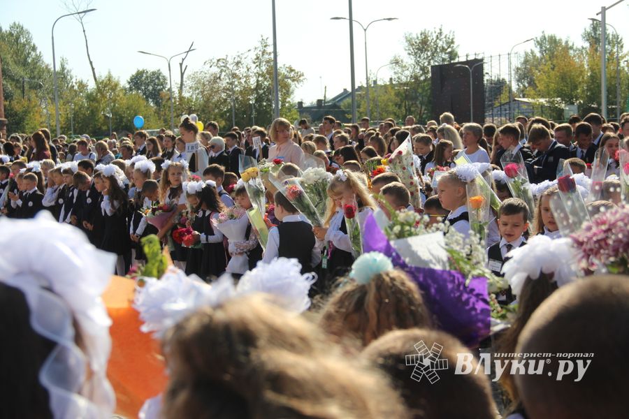 В Великих Луках торжественно встретили День знаний (ФОТО)