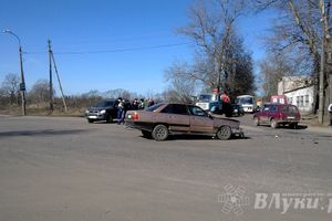 В Великих Луках произошло ДТП (фото)