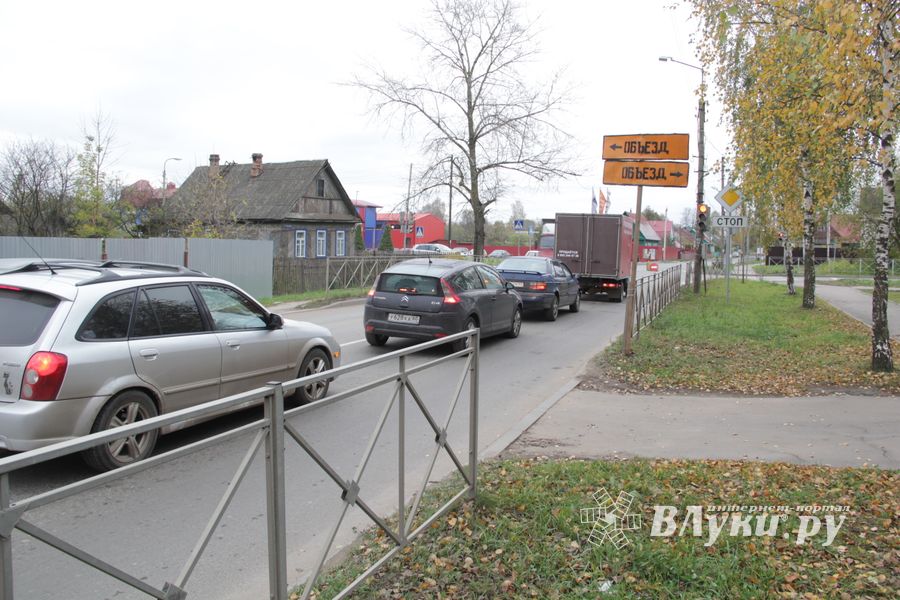 В Великих Луках неизвестный водитель, попав в ДТП, бросил автомобиль и скрылся (ФОТО)