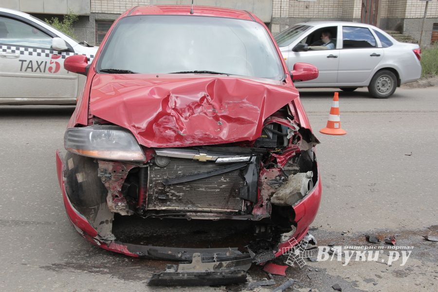 Фотофакт: ДТП на Холмской  Великих Луках