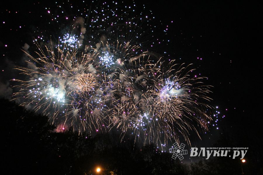 Салют в Великих Луках (ФОТО)