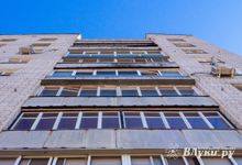 Мужчина погиб в результате падения из окна многоквартирного дома