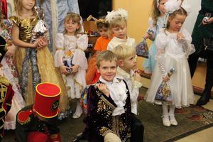 В Великие Луки пришла пора новогодних утренников (ФОТО)