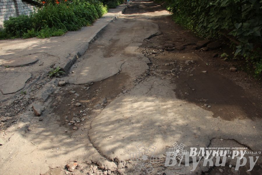 Еще несколько дворов в Великих Луках отремонтируют к октябрю (фото)