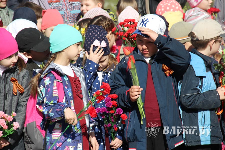 Ученики лицея №11 возложили цветы к могилам Братского кладбища (ФОТО)