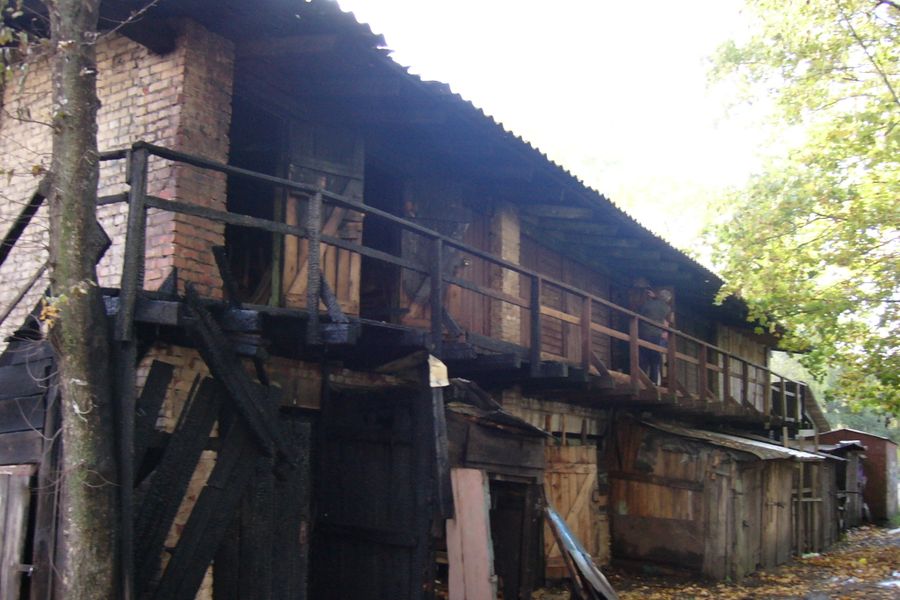 В Великих Луках неосторожное обращение с огнем стало причиной возгорания сараев (фото)