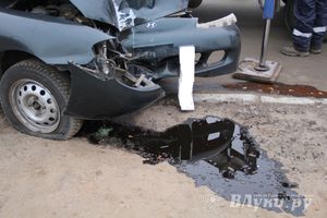 В Великих Луках пьяный водитель снес столб (фото)