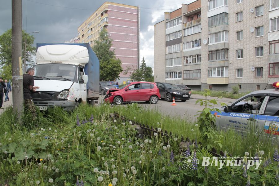 Фотофакт: ДТП на Холмской  Великих Луках