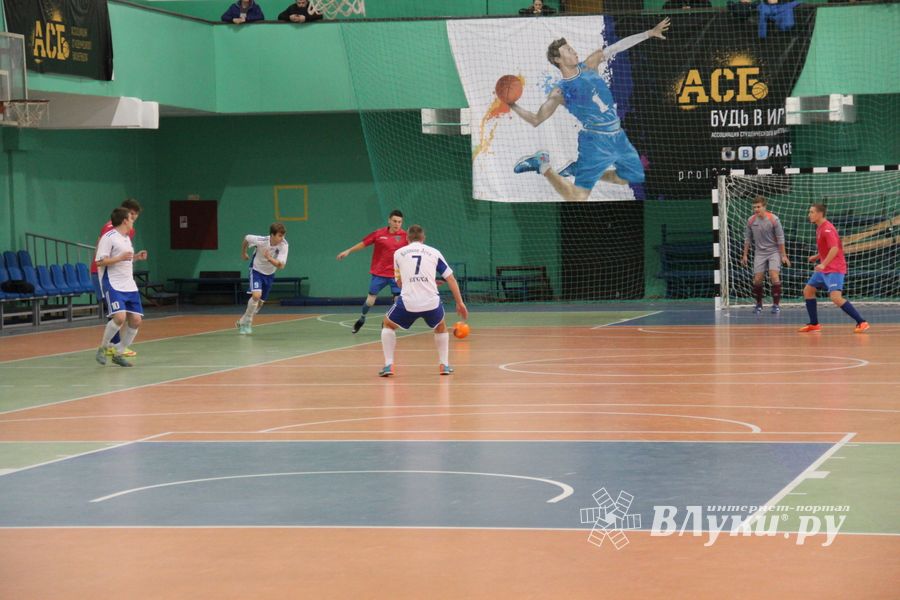 В Великих Луках продолжается Первенство города по мини-футболу (фото)