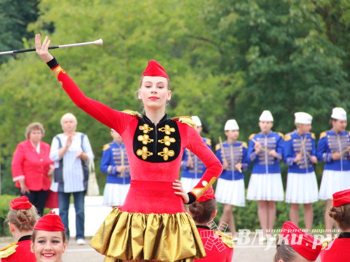 В Великих Луках проходит Международный фестиваль-конкурс среди мажореток и барабанщиц (ФОТО)