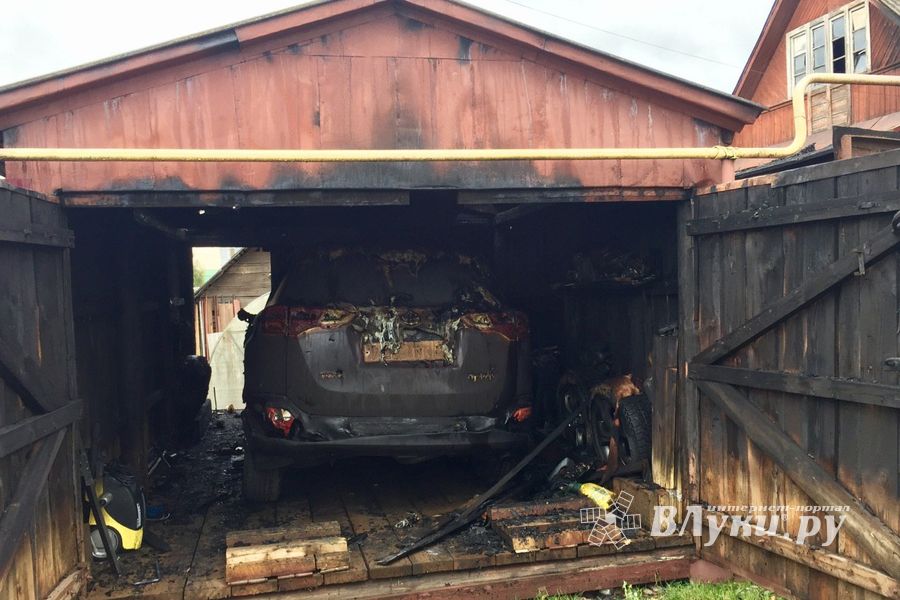 В Великих Луках горел гараж (ФОТО)