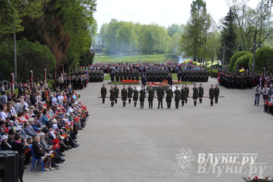 Парад Победы в Великих Луках (фото)