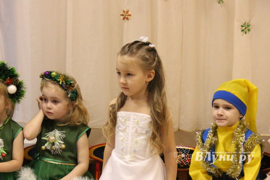 В детских садах Великих Лук проходят новогодние утренники (ФОТО)