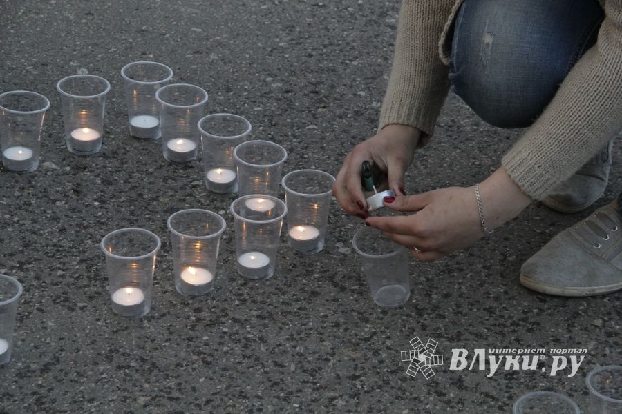 В Великих Луках прошла традиционная акция «Свеча памяти» (ФОТО)