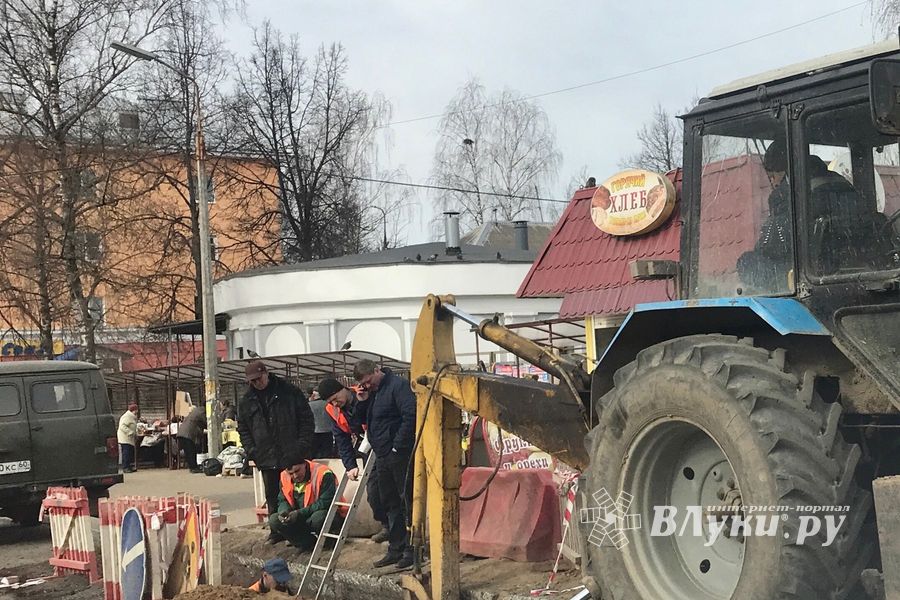 Возле Смоленского рынка завершают замену канализационной трубы (ФОТО)