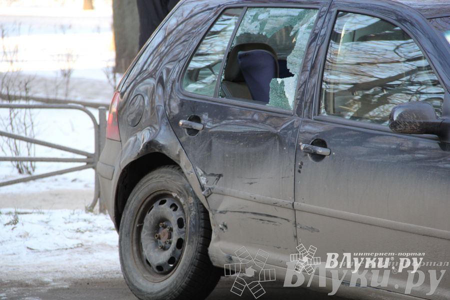Из-за аварии в центре Великих Лук затруднено движение (фото)
