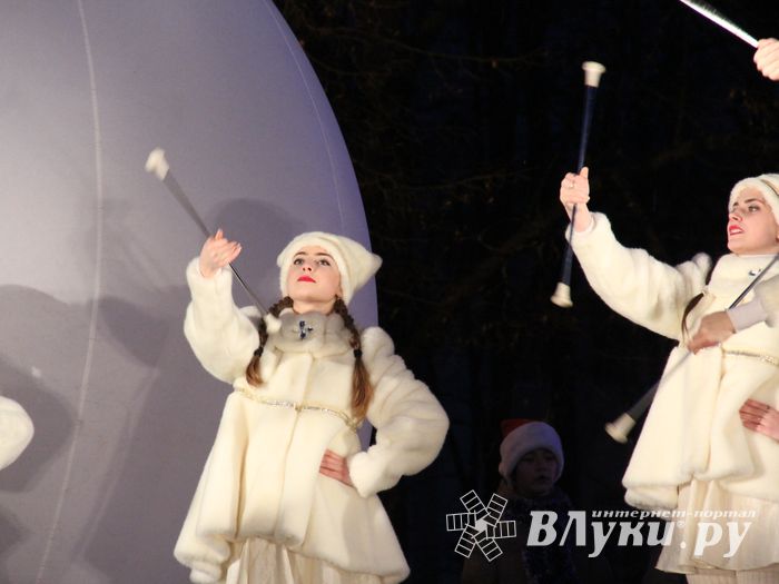 В Великих Луках зажглась главная новогодняя елка (фото)