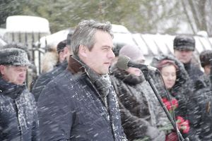 Великолучане возложили цветы на братском мемориальном захоронении (ФОТО)