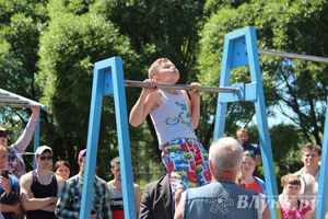 В Великих Луках состояли соревнования по подтягиванию на турнике (фото)
