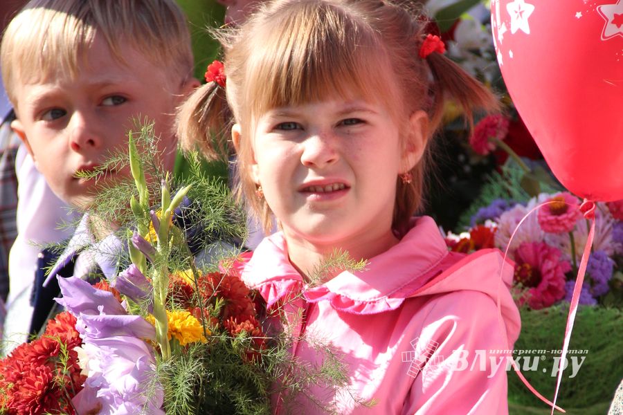 Самую многочисленную школу Великих Лук пополнили 116 первоклассников (ФОТО)