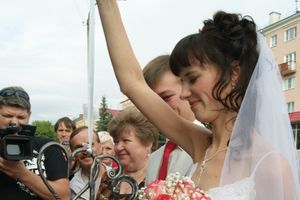 Торжественное открытие парковой скульптуры «Кресло влюбленных»