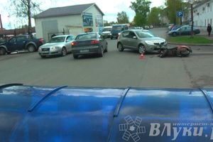 В Великих Луках произошло ДТП с участием автомобиля Рено и скутериста (ФОТО)