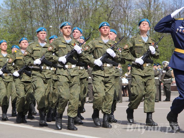 Парад Победы в Великих Луках (фото)