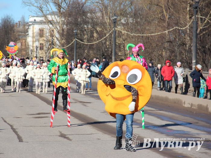 В Великих Луках широко отметили Масленицу (ФОТО)