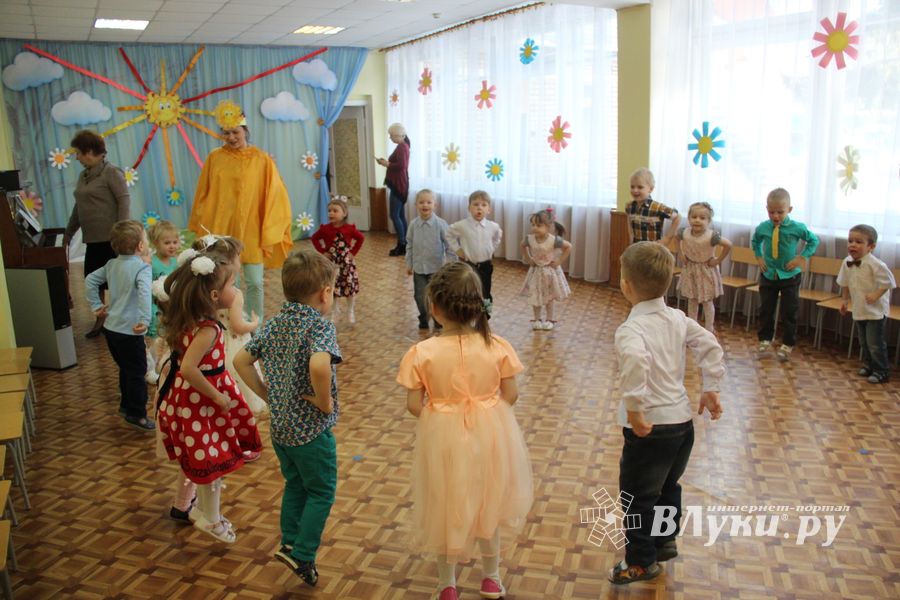 Малыши сада №1 поздравили мам и бабушек с 8 марта