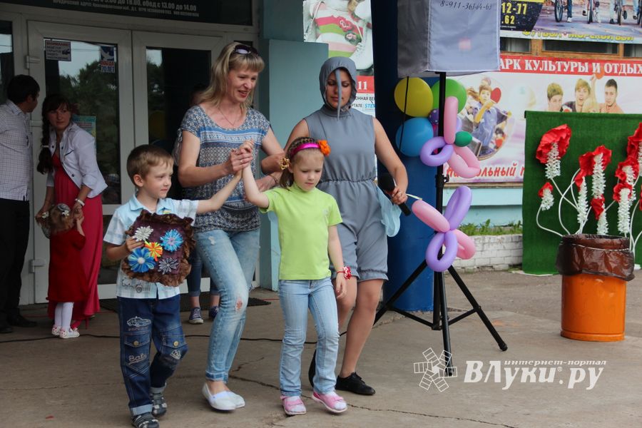 В Великих Луках чествовали близнецов (ФОТО)