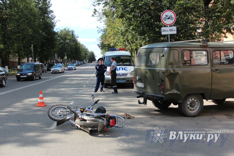 В результате аварии в Великих Луках пострадал мотоциклист (ФОТО) 