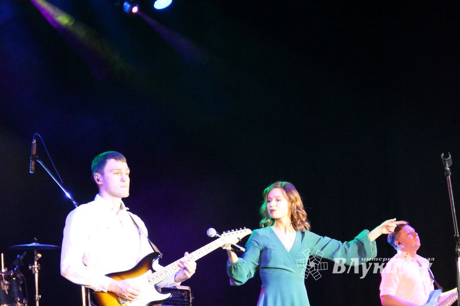 В Великих Луках состоялся концерт Юлии Савичевой (фото)