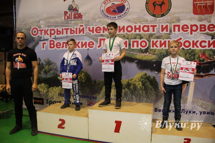 В Великих Луках прошли соревнования по кикбоксингу (ФОТО)