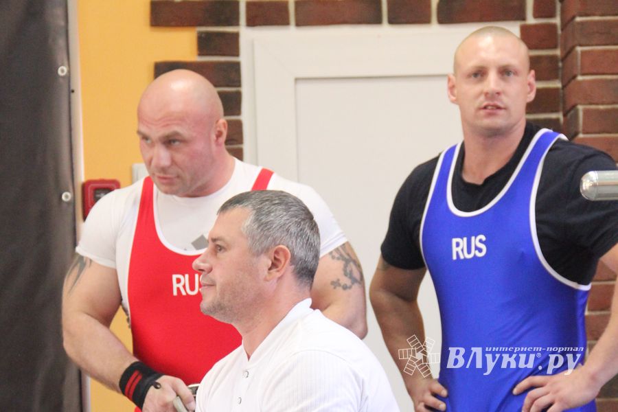В Великих Луках прошел открытый городской турнир по пауэрлифтингу (фото)