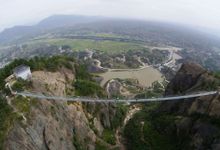 В Китае появился самый длинный стеклянный мост в мире (фото)